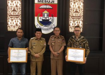 Bupati Mesuji H. SAPLY T.H Anugerahkan Piagam Penghargaan Kepada Firma Hukum Ryan Maulana, S.E., S.H., M.H & Partners