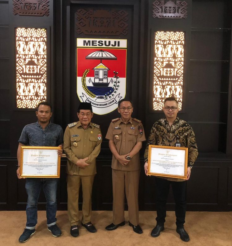 Bupati Mesuji H. SAPLY T.H Anugerahkan Piagam Penghargaan Kepada Firma Hukum Ryan Maulana, S.E., S.H., M.H & Partners