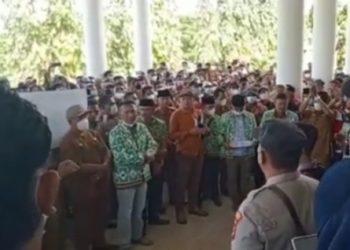 Ratusan Kepala Pekon Geruduk Kantor Pemda Tanggamus, Ada Apa?