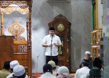 Bupati Lampung Tengah Melaksanakan Shalat Isya  Dan Tarawih Perdana Di Bulan Suci Ramadhan 1443 H