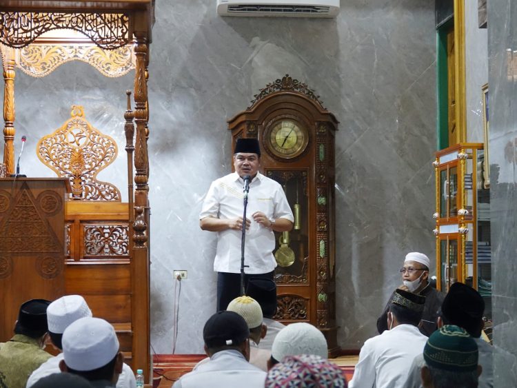 Bupati Lampung Tengah Melaksanakan Shalat Isya Dan Tarawih Perdana Di Bulan Suci Ramadhan 1443 H