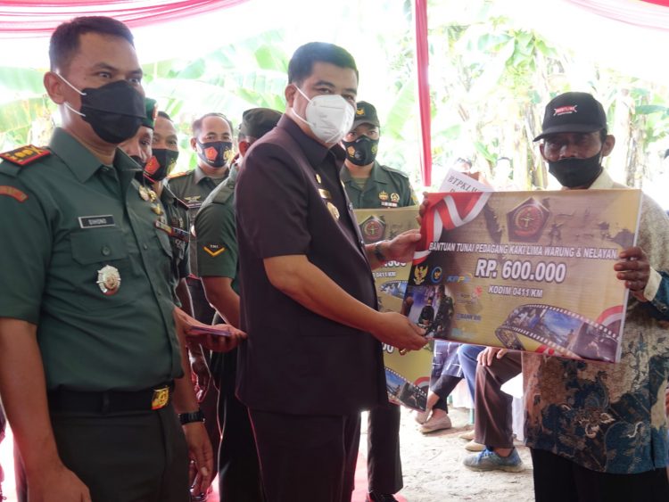 Bupati Musa Ahmad Hadiri Penyerahan 15 Ribu Bantuan Tunai Terdampak Covid-19