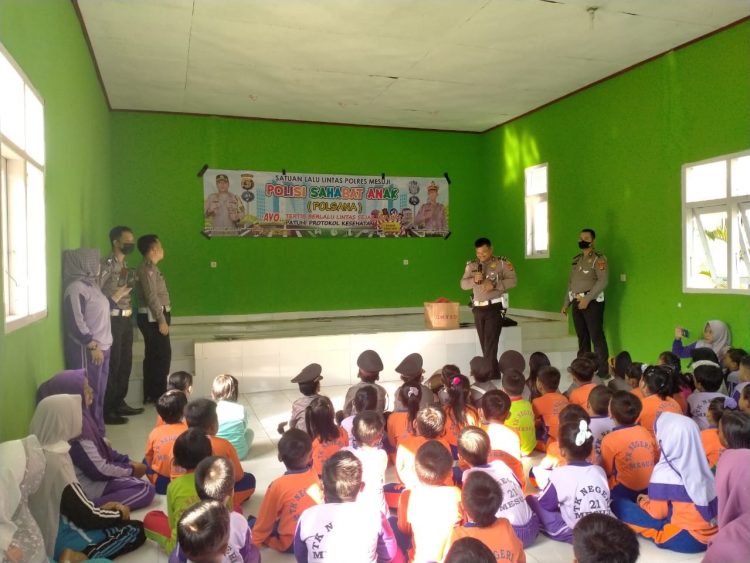 Tanamkan Tertib Lalu Lintas Usia Dini, Satlantas Polres Mesuji Kunjungi SD Paud dan TK