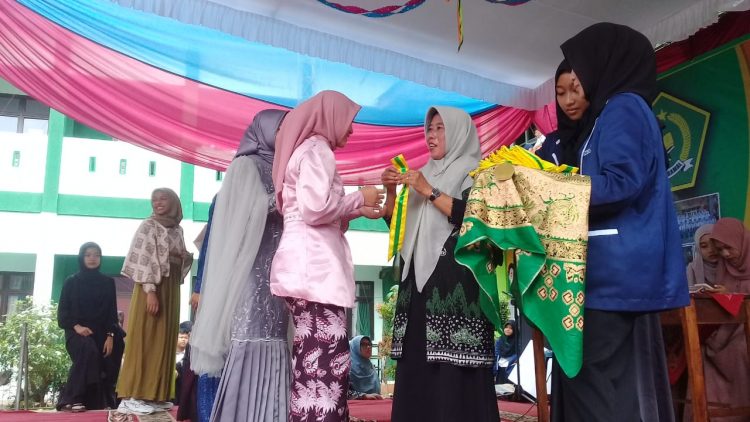 Pelepasan Siswa/Siswi MTS Negeri 1 Terbanggibesar Berlangsung Haru