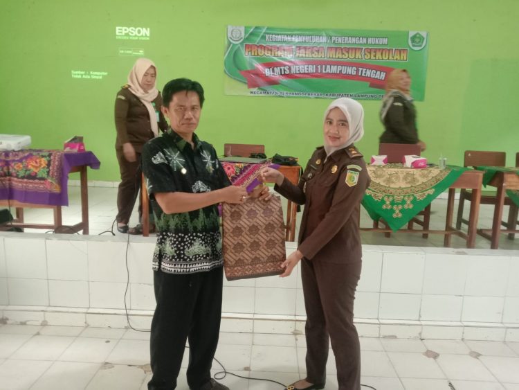 Cegah Kenakalan Remaja Program Jaksa Masuk Sekolah Sasar MTS N 1 Terbanggibesar