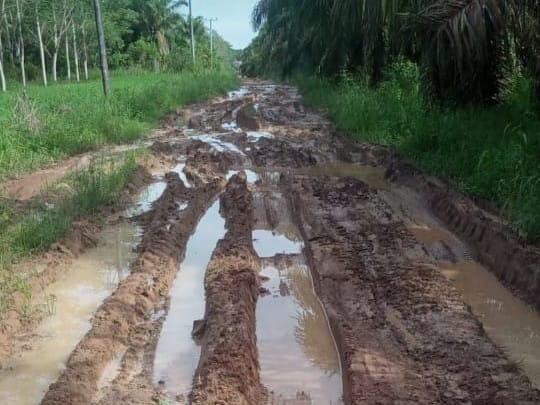 Warga Gedung Aji Tulang Bawang Keluhkan Jalan Rusak