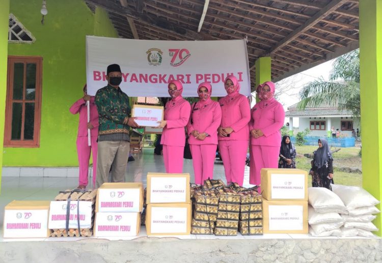 Sambut HKGB Ke-70, PC Bhayangkari Tulang Bawang Gelar Baksos di Ponpes