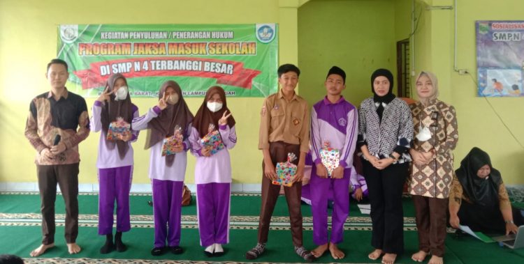 Kejari Lamteng Gelar Program Jaksa Masuk Sekolah, Beri Penyuluhan di SMP N 4 Terbanggibesar