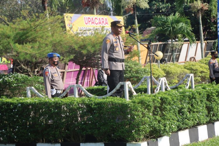 Kapolres Beri Penghargaan Kenaikan Pangkat Puluhan Personel Polres Tulang Bawang