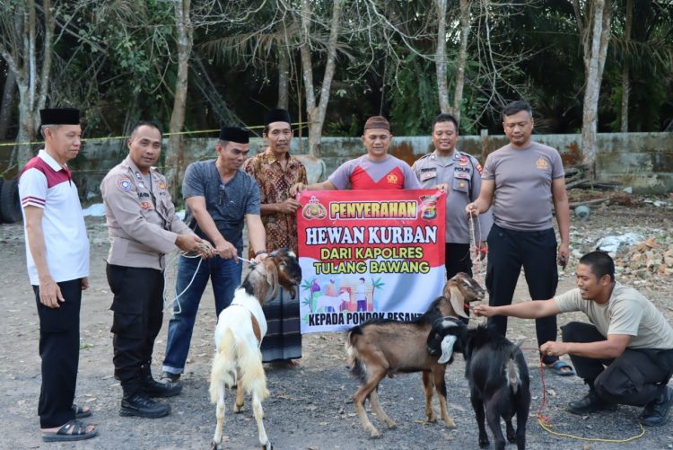 Kapolres Tulang Bawang Serahkan Hewan Kurban Untuk Tiga Ponpes