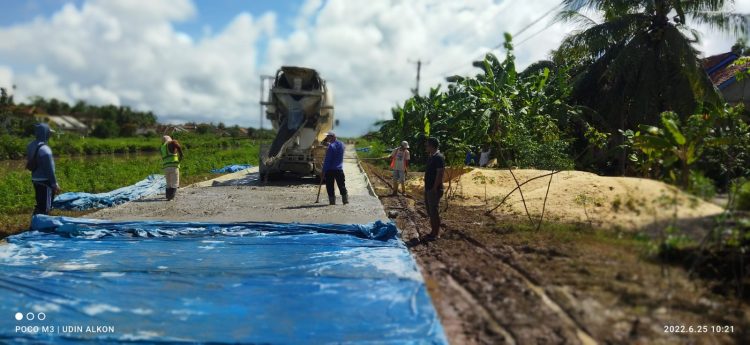 Masyarakat Sidang Kurnia Agung Apresiasi Pembangunan Jalan Cor Beton