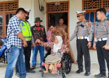 Polres Mesuji Beri Bantuan Kursi Roda dan Paket Sembako