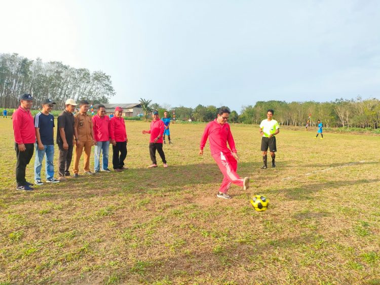 Camat Banjar Margo Buka Tournamen Sepak Bola Banjar Margo Cup