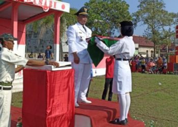 Camat Rawajitu Selatan Pimpin Upacara Bendera di Lapangan Medasari