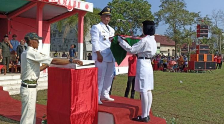 Camat Rawajitu Selatan Pimpin Upacara Bendera di Lapangan Medasari