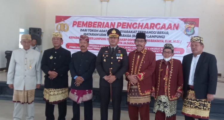 Ungkap Kasus Dengan Cepat, Tiga Tokoh Adat Beri Penghargaan Kapolres Lamteng