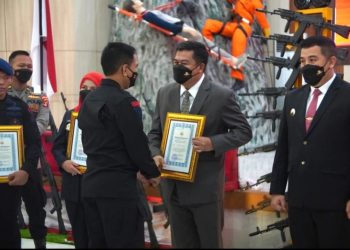 Dalam Acara HUT Korps Brimob Polri Ke 77, Bupati Musa Ahmad Mendapat Penghargaan Dari Kapolda Lampung