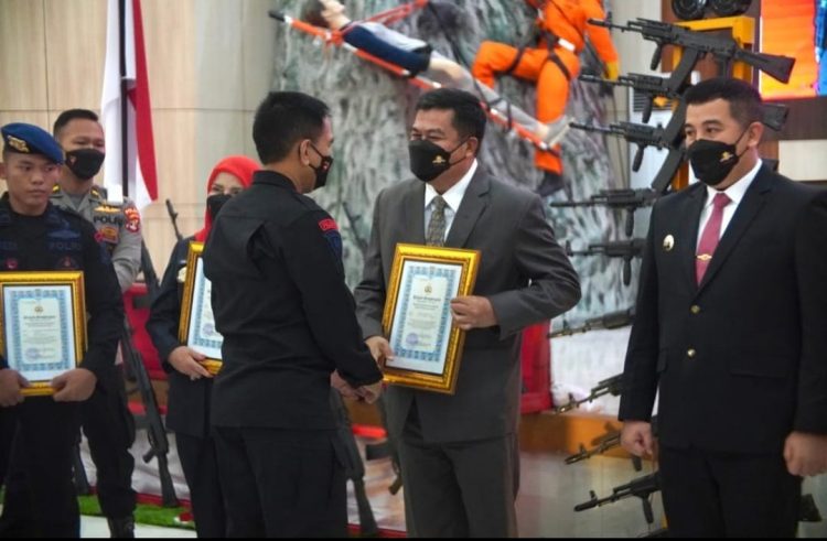 Dalam Acara HUT Korps Brimob Polri Ke 77, Bupati Musa Ahmad Mendapat Penghargaan Dari Kapolda Lampung