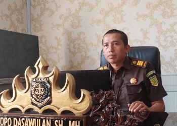 Kejari Lamteng Periksa Berkas Laporan Dugaan Pungli & KKN Kepala SMA Negeri 1 Terbanggi Besar