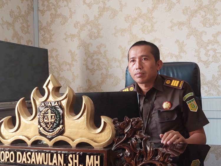 Kejari Lamteng Periksa Berkas Laporan Dugaan Pungli & KKN Kepala SMA Negeri 1 Terbanggi Besar