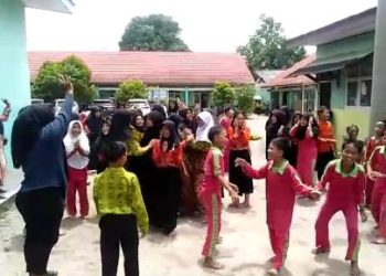Sejumlah Wali Murid SD Negeri 2 Yukum Jaya Minta Kepsek Mundur, “Ini Penyebabnya?