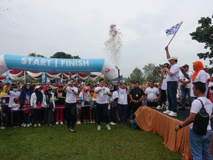 Ribuan Masyarakat Lamteng Ikuti Jalan Sehat Hut BUMN Ke-25