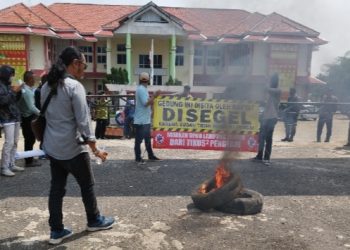 Bakar Ban dan Aksi Penyegelan Warnai Demo di Gedung DPRD Lamteng