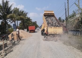 Tumpukan Material di Ruas Jalan Kotagajah- Bandarsurabaya Sebabkan Kemacetan
