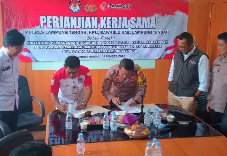Bawaslu, KPU dan Polres Lamteng Tekan MoU Amankan Pemilu 2024