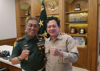 Mayjend TNI Eka Wijaya Berikan Penghargaan Warga Kehormatan Kepada Putra Daerah Lampung