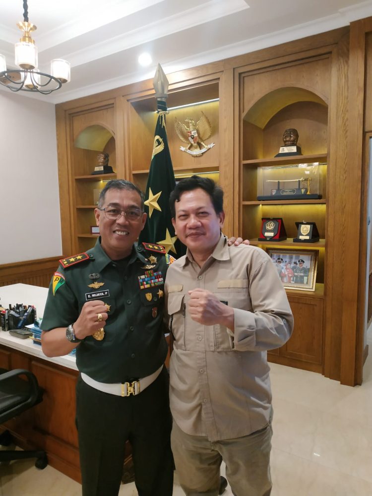 Mayjend TNI Eka Wijaya Berikan Penghargaan Warga Kehormatan Kepada Putra Daerah Lampung