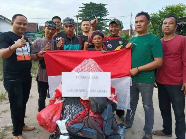 Kisah Inspiratif Dua Pemuda Viral Jalan Kaki Cikarang Menuju Makkah, Disambut Warga Lamteng