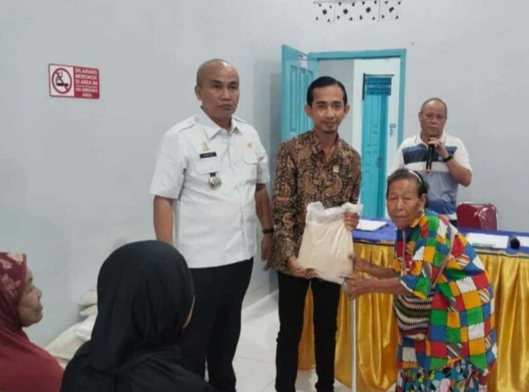 Bentuk Kepedulian ke Masyarakat, Anggota DPRD Lamteng Bagikan Beras dan Sosialisasi Kesehatan di Dua Kampung