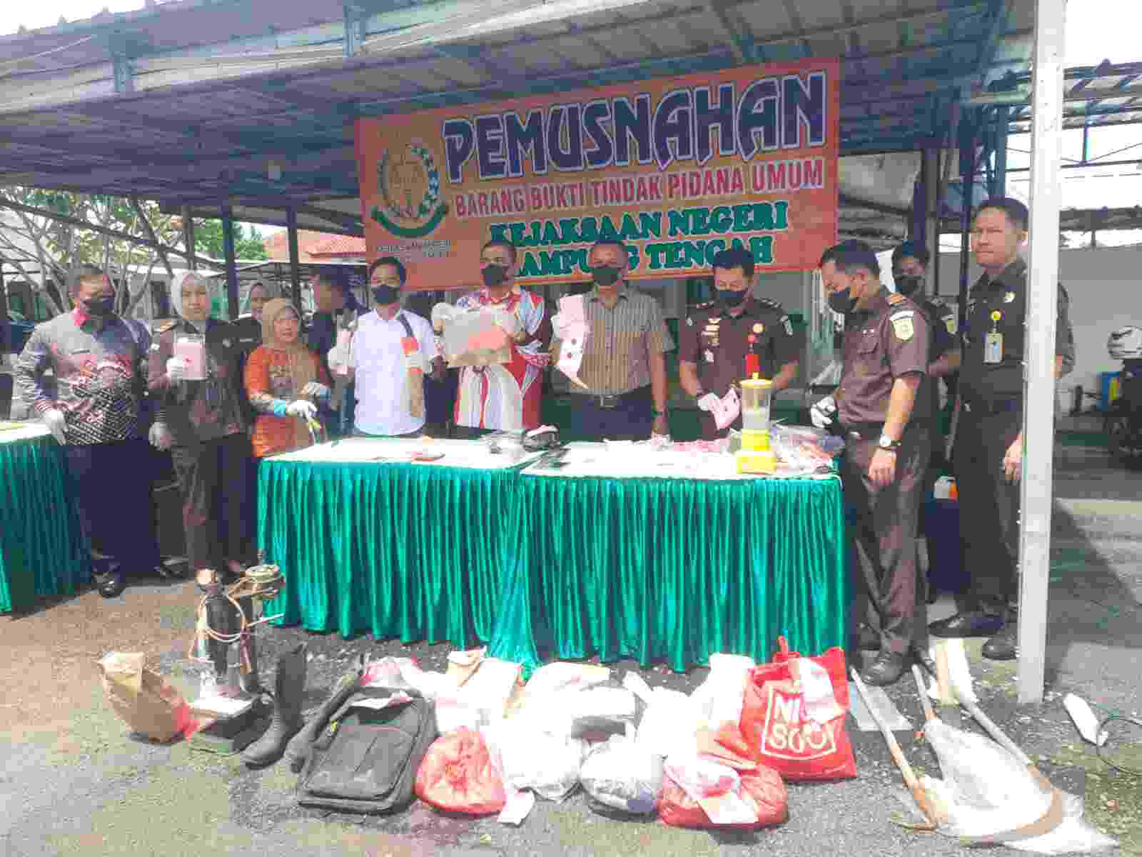 Kejari Lamteng Musnahkan 21 Barang Bukti Hasil Tindak Kejahatan